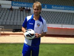 Aníbal Zurdo, con la playera de su nuevo equipo, el Sabadell FC. ESPECIAL  /
