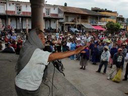 Pobladores del municipio de Cherán se reúnen en la plaza principal para organizar la búsqueda de dos comuneros. EL UNIVERSAL  /