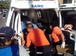 Tras ser herido, el posible ladrón fue atendido por paramédicos.  /