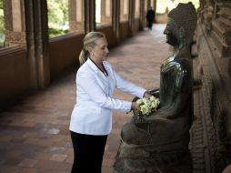 La secretaria de Estado de  EU, Hillary Clinton, deja una ofrenda a un Buda, como signo des respeto. AP  /