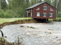Las inundaciones también han afectado a Suecia. En la foto: la erosión ha llevado el cauce de este río fuera de su límite habitual. EFE  /