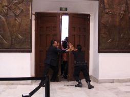 Habitantes del municipio de Cherán se manifestaron frente al Palacio Legislativo de Michoacán e ingresaron al congreso local. NOTIMEX  /