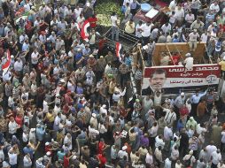 Concentración convocada por los seguidores de Mohamed Mursi, en apoyo de la reapertura del parlamento. EFE  /