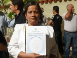 La investigadora de la UdeG, Martha Elba Palos, sostiene el reconocimiento otorgado por la Universidad de Camagüey, de Cuba. ESPECIAL  /