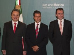 El presidente nacional del PRI, Pedro Joaquín Coldwell (izq) acompaña a Peña Nieto (centro). A la derecha, Luis Videgaray. AFP  /