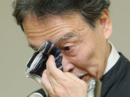 Con lágrimas en los ojos, el director del zoo de Weno comunica la muerte del panda. AFP  /