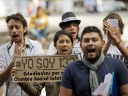 Integrantes del movimiento #YoSoy132 realizaron una jornada informativa al manifestarse afuera de embajadas y consulados en el DF. AFP  /