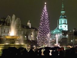 Un grupo de gente observa un árbol de navidad frente a la National Gallery de Londres (izquierda). ARCHIVO  /