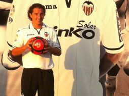 El 'Principito' vistió por primera vez la nueva indumentaria valenciana, en cuya camiseta se podía leer el nombre del jugador. ESPECIAL  /