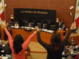 Víctimas de la violencia que asistieron a la sesión de hoy celebran la decisión del Congreso. NTX  /