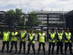 Policías de tránsito permanecen en la sede del IFE para garantizar la seguridad de las instalaciones. AFP  /