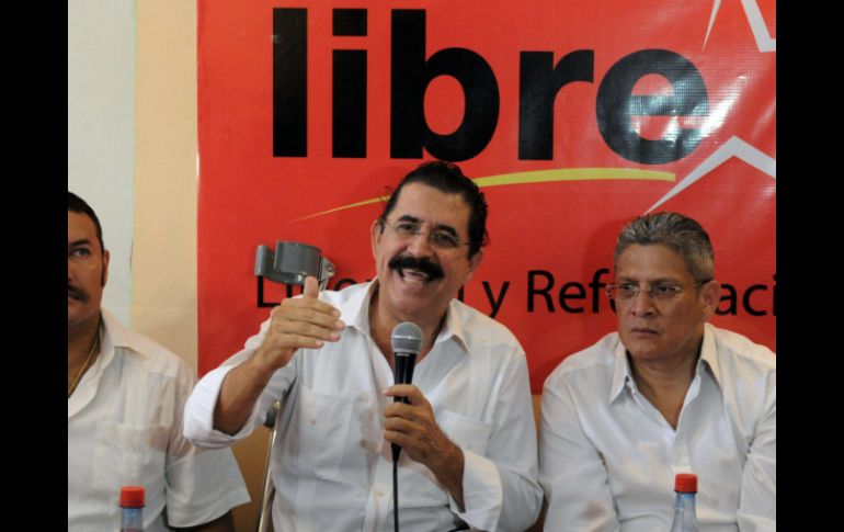 El ex presidente hondureño, Manuel Zelaya, durante una conferencia de prensa. AFP  /