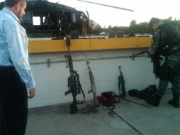 Luis Carlos Nájera presente en la presentación de las armas decomisadas tras enfrentamiento.  /