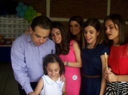 El festejado. Jaime con sus cinco hijas.  /