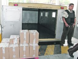 Las cajas que contienen las pruebas que se aplicarán el próximo domingo, son resguardadas por un agente de seguridad. NTX  /