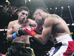 Josesito López es el rival del “Canelo” tras su victoria ante Víctor Ortiz (derecha). ESPECIAL  /