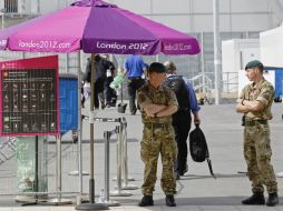 Militares británicos en un control de seguridad en el Parque Olímpico de Stratford.REUTERS  /