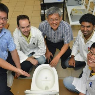 Innovador retrete transforma orina y heces en abono y combustible