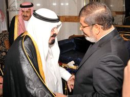 Mohamed Mursi (i), siendo recibido por el rey saudí Abdullah bin Abdul Aziz (i). EFE  /