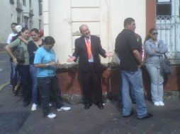 Guillermo García en la fila del módulo ubicado en Pino Suárez 105, es uno de los cuatro que se localizan en la ZMG.  /