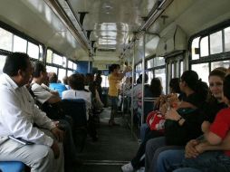 El plástico que habilitaría al usuario para gozar de descuento en transporte, deberá ser tramitada por voluntad propia. ARCHIVO  /