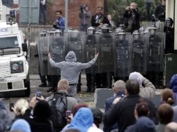 Los jóvenes católicos consideran marcha orangista como ''una provocación'' y lucharon contra la policía norirlandesa. REUTERS  /