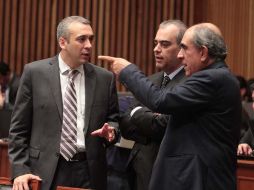 Los consejeros Benito Nacif (i), Alfredo Figueroa (c) y Pablo Gómez (d), durante al sesión extraordinaria del IFE. NTX  /