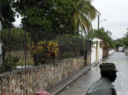 Un militar custodia, hoy, la zona donde fueron encontrados las cabezas de siete personas en Jojutla. EFE  /