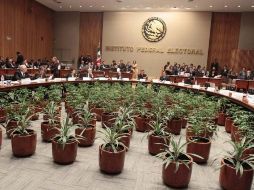 El Consejo General del IFE hoy, durante la sesión extraordinaria para analizar varios proyectos sobre sanciones a candidatos. NTX  /