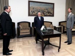 El ex embajador sirio en Bagdad, Nauaf al Fares (i) durante la ceremonia de juramento del cargo en Iraq, al que renunció. EFE  /