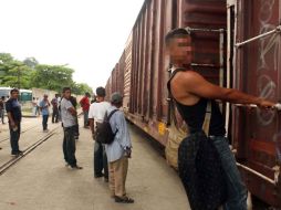 El INM apoyó a los migrantes que quedaron varados en Veracruz, Chiapas y Oaxaca; por la reparación de tramos ferroviarios. ARCHIVO  /