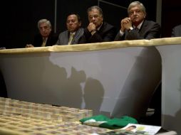 López Obrador ofrece una conferencia de prensa en la que muestra tarjetas prepagadas, presuntamente otorgadas por el PRI. AFP  /