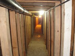 EU informó que detuvo a tres personas relacionadas con la construcción de un túnel clandestino entre México y Arizona. AP  /