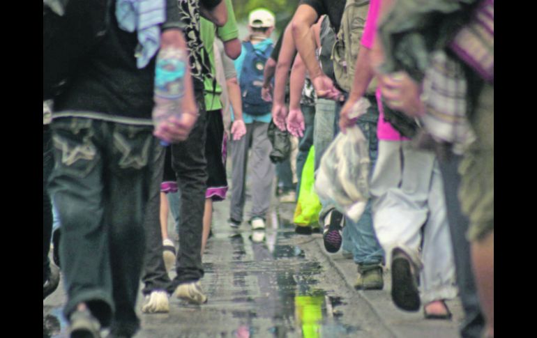 Indocumentados centroamericanos avanzan hacia las vías donde transita el ferrocarril que los acercará a la frontera con EU.EL UNIVERSAL  /