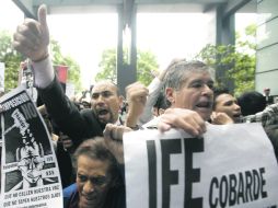 PROTESTA. Perredistas se manifestaron contra el virtual triunfo electoral de Enrique Peña Nieto. REUTERS  /