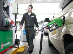 A pesar de que el alza a gasolina terminará en 2014, el próximo presidente de México, Enrique Peña Nieto podría anularlo antes. ARCHIVO  /