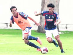 Érick Torres disputa el esférico con su compañero Rafael Márquez Lugo, durante la práctica rojiblanca en Verde Valle. MEXSPORT  /