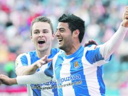 Real Sociedad hizo mucho esfuerzo por retener a Carlos, pues con sus 12 goles en la pasada temporada, salvó del descenso al equipo. EFE  /