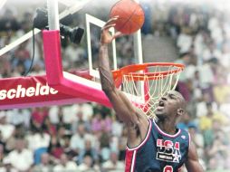 Michael Jordan (arriba) y “Magic” Johnson destacaron entre el grupo de basquetbolistas que participaron por primera vez en Olímpicos.AP  /