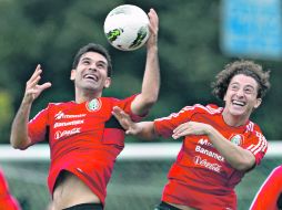 ELEGIDO. Rafael Márquez bromea con Andrés Guardado durante una práctica del Tricolor. MEXSPORT  /