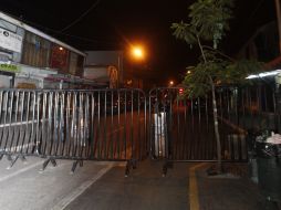 Los comerciantes tumbaron las vallas instaladas por los elementos policíacos e iniciaron una pelea con las autoridades.  /