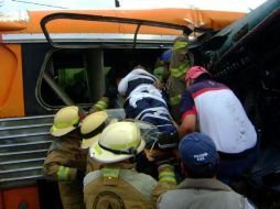 Elementos de Protección Civil del Estado realizan maniobras para sacar a las víctimas de los vehículos. ESPECIAL  /