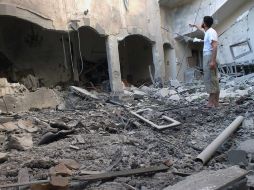Un hombre revisa su casa después de un bombardeo en Homs. REUTERS  /