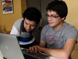 Bryan Polit y Andrés Jaramillo, dos estudiantes ecuatorianos que resultaron beneficiados con el sistema de becas. AP  /