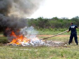 Elementos de la PGR, incineraron este viernes cerca de media tonelada de droga, decomisada en diferentes operativos. EL UNIVERSAL  /