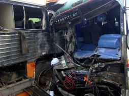 El impacto ocurrió entre un autobús de la línea Mezcala y un camión de transporte de personal. EL UNIVERSAL  /