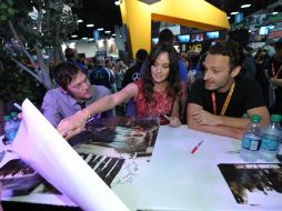 Norman Reedus, Sarah Wayne y Andrew Lincoln repartieron autógrafos en la Comic-Con. AP  /