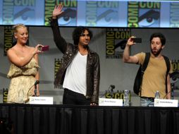 Kaley Cuoco, Kunal Kayyar, y Simon Helberg, presentes en la Comic-Con. AFP  /