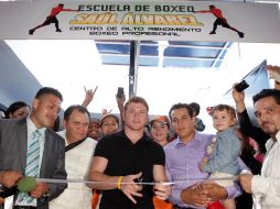 Saúl 'Canelo' Álvarez cortó el listón de su nueva escuela de boxeo.  /
