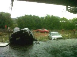 La fuerza del agua arrastró automóviles.  /